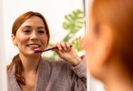 /content/dam/uhc/uhone/health-and-wellness/wide-WomanBrushingTeeth-2191394871.jpg